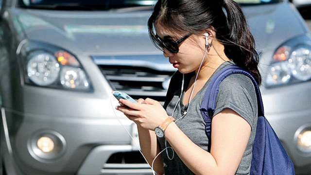 Πρόστιμο επιβάλλει η Χονολουλού σε όποιον διασχίζει δρόμο χαζεύοντας το κινητό του